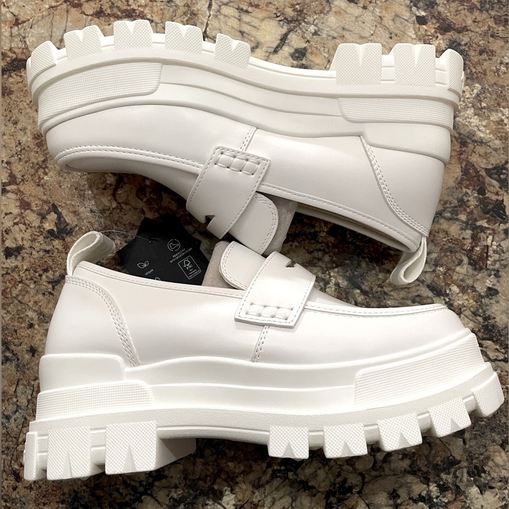 NWT Buffalo vegan chunky loafer in white, 8.5 US women’s
